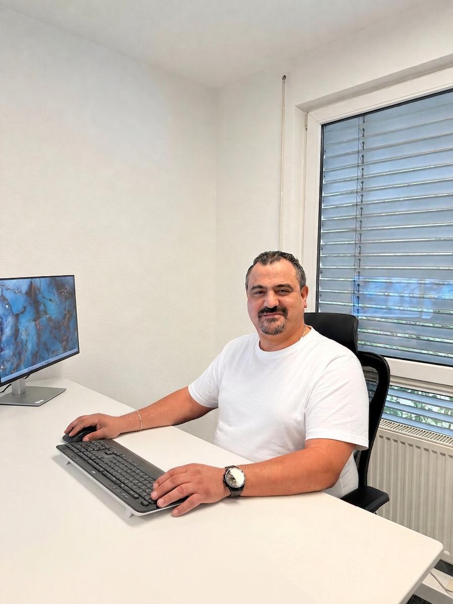 Mitarbeiter von HB-Buchhaltung am Schreibtisch mit Tastatur und Bildschirm