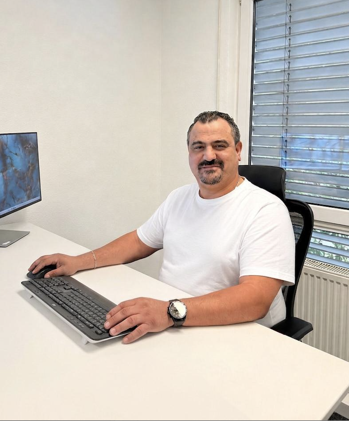Zakaria Zayat, Inhaber von HB-Buchhaltung und Lohnbüro, an seinem Arbeitsplatz in Bremen