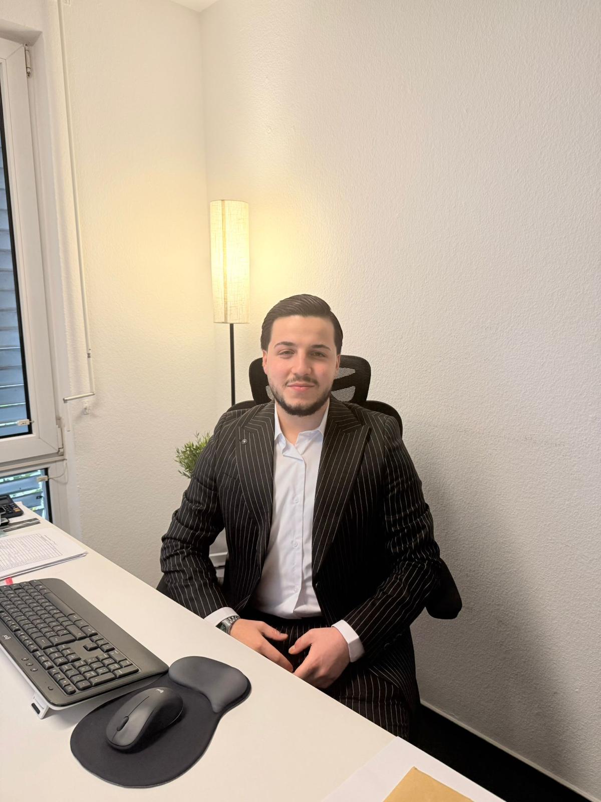 Mitarbeiter im Anzug am Arbeitsplatz im Büro in Bremen